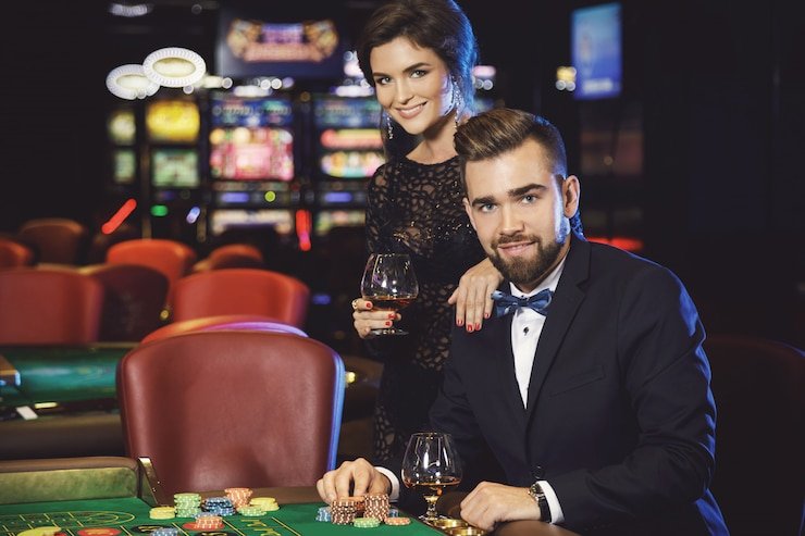 Pengguna menikmati hiburan sports dan casino melalui aplikasi mobile dengan mudah dan aman